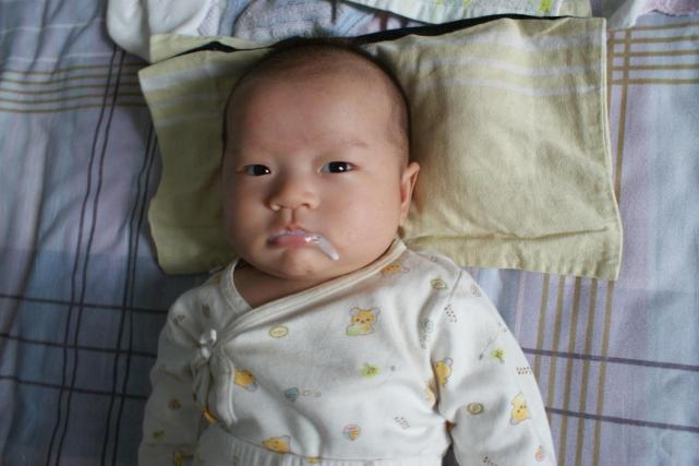 宝宝吐奶， 出了拍嗝，这些“动作”也很重要