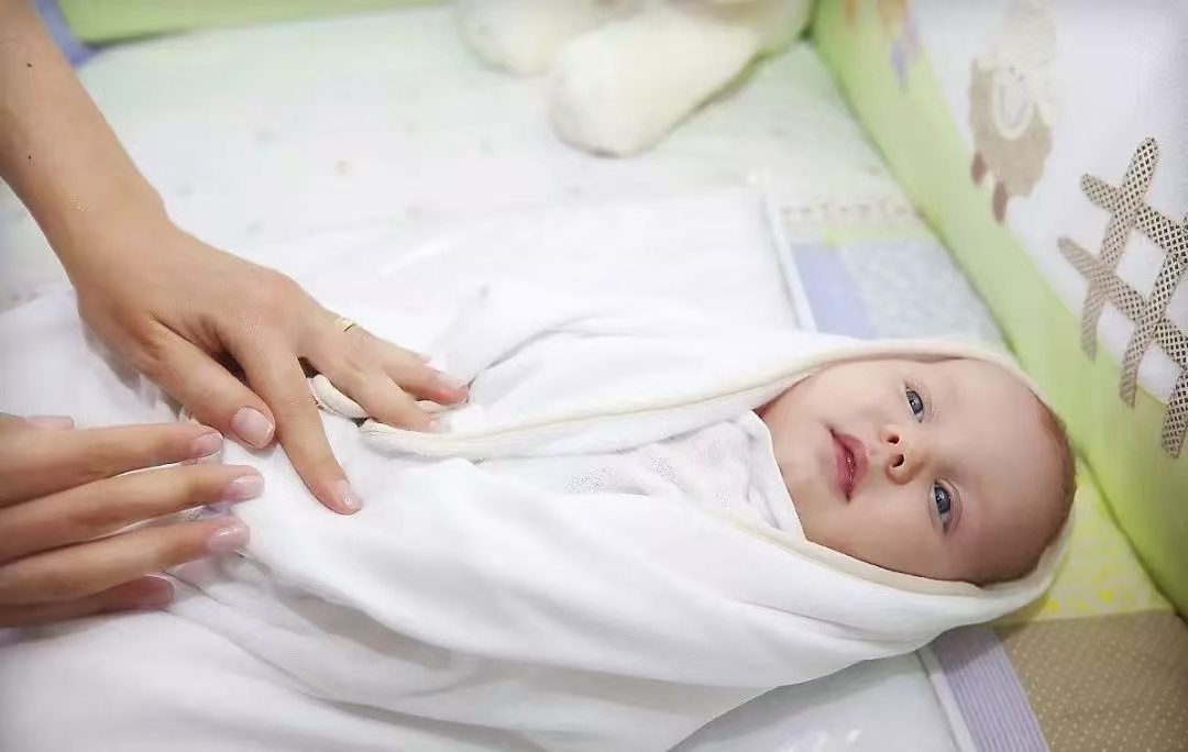 宝宝夏日“踩坑”指南：这9件事，再热也别做，件件都在“偷”健康！